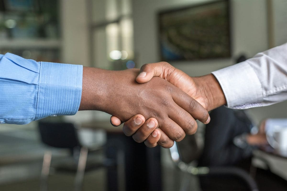 Poignée de main entre deux partenaires d'affaires à l'issue d'un rendez-vous