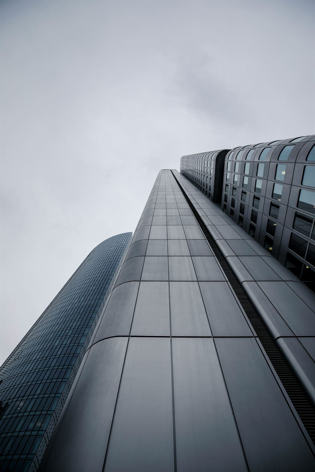 Tour de bureaux d'un quartier d'affaires vue en contre-plongée