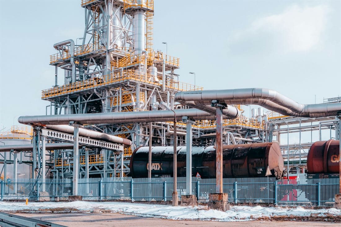 Unité de raffinage pétrolier et réseau de conduites industrielles